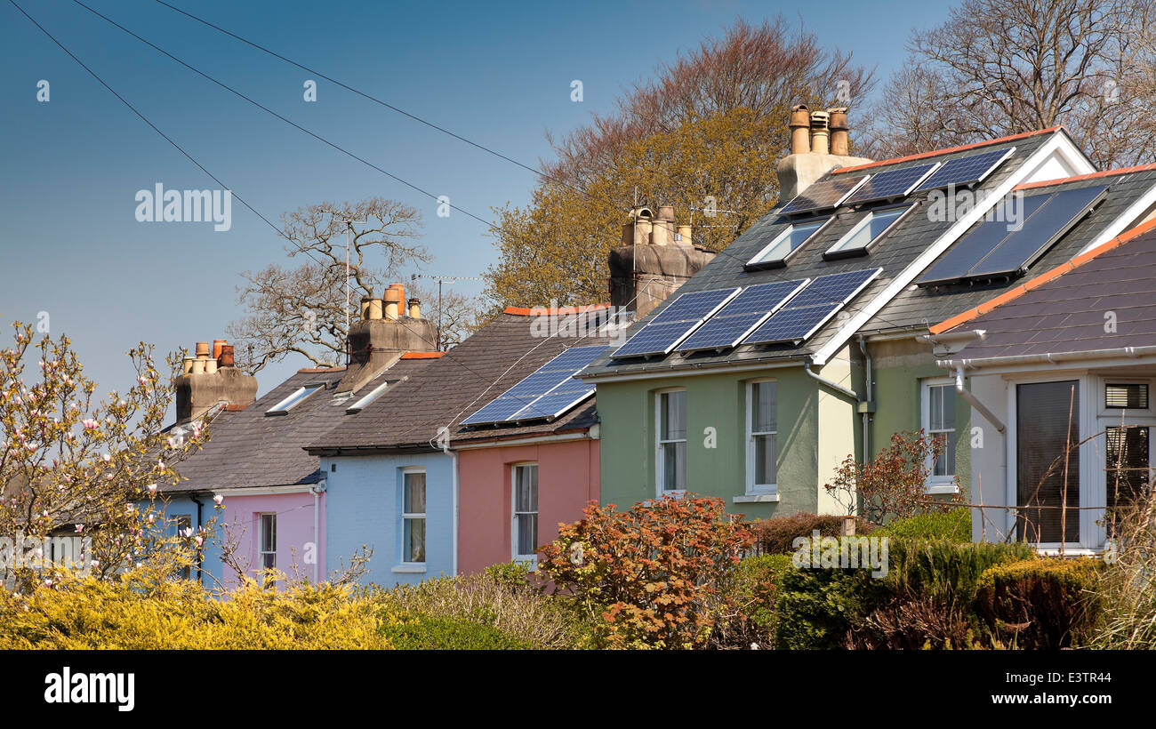 Techo de paneles solares instalados en casas antiguas, Devon, Reino Unido Foto de stock