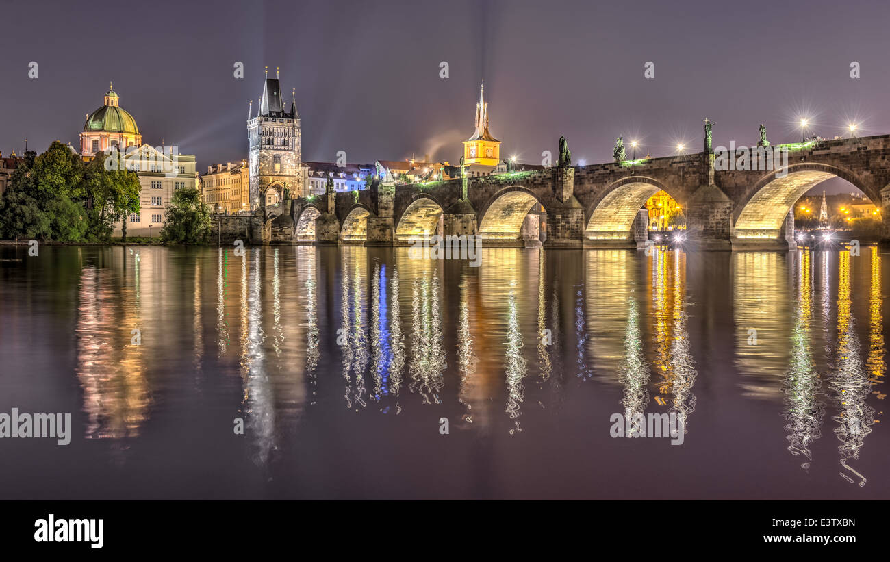 Puente de Carlos en Praga por la noche, en la República Checa. Imagen HDR. Foto de stock