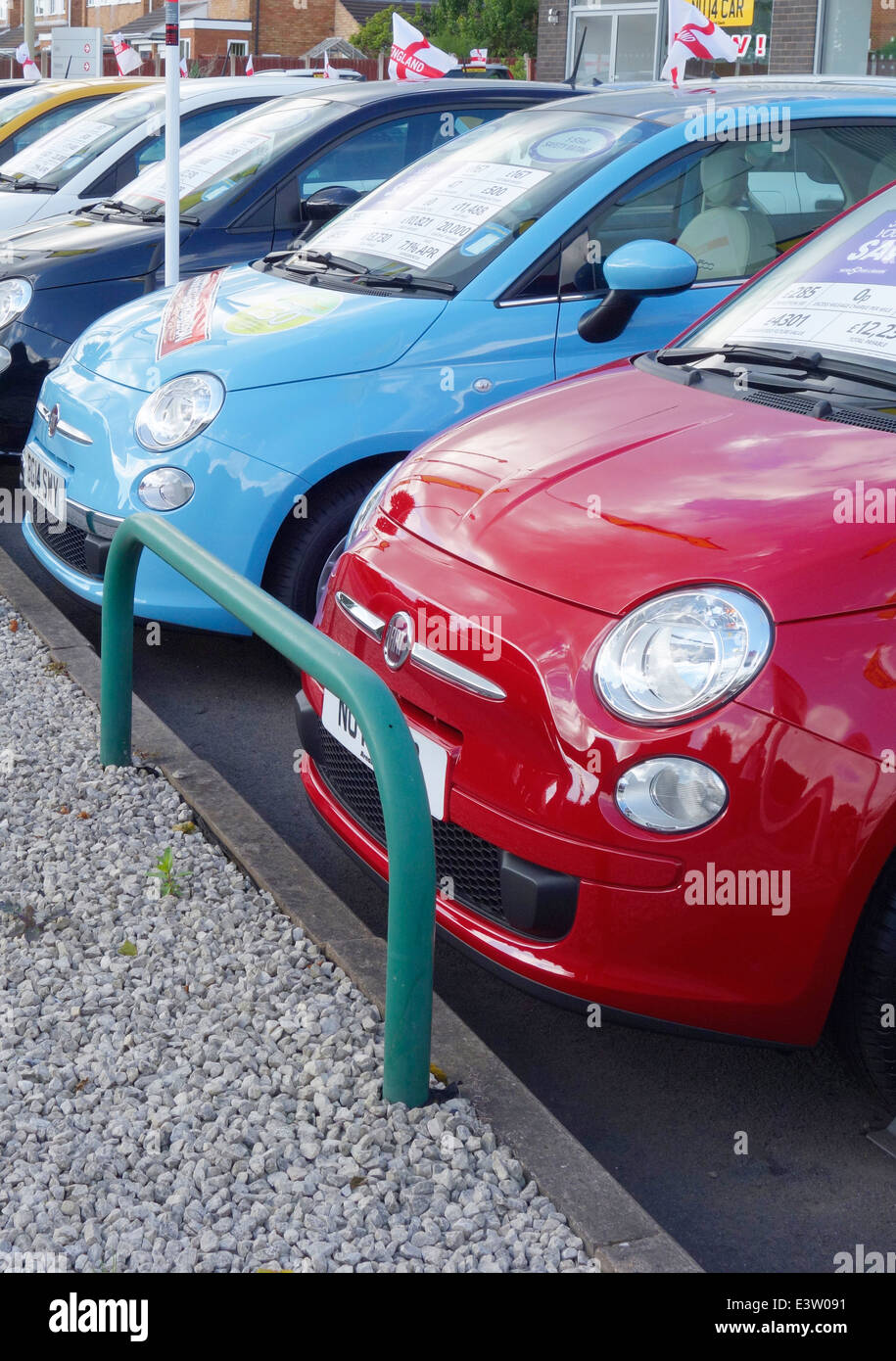 Fila de coches Fiat 500 estacionado, REINO UNIDO Fotografía de stock - Alamy