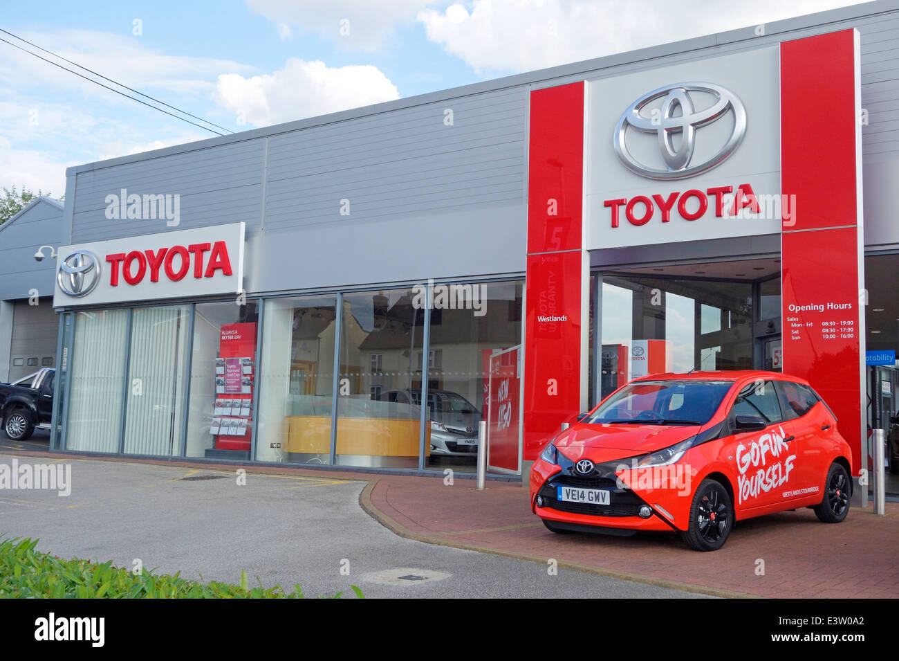 Westlands concesionario de Toyota con el nuevo Toyota Aygo 2014 MKII, Stourbridge, West Midlands, Inglaterra, Reino Unido. Foto de stock