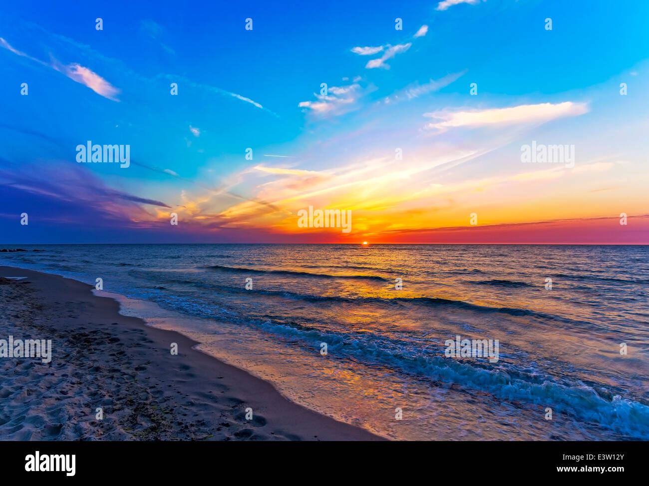 Puesta de sol en la playa, el Mar Báltico Foto de stock
