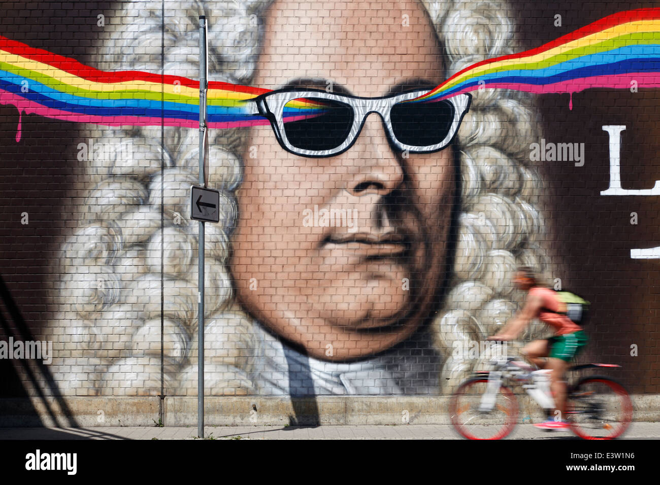 Un ciclista delante de un retrato de George Frideric Handel (1685-1759) como una pared graffito en Halle (Saale) el Ciudad natal del compositor barroco Foto de stock