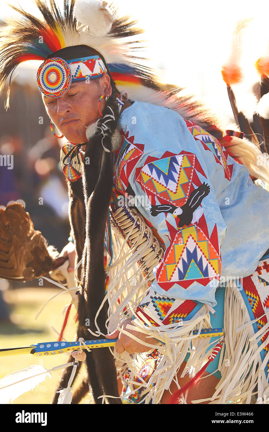 SCOTTSDALE, AZ - 3 de noviembre: Native American bailarines participan en la reunión anual de Montaña Roja Eagle Pow-wow Foto de stock