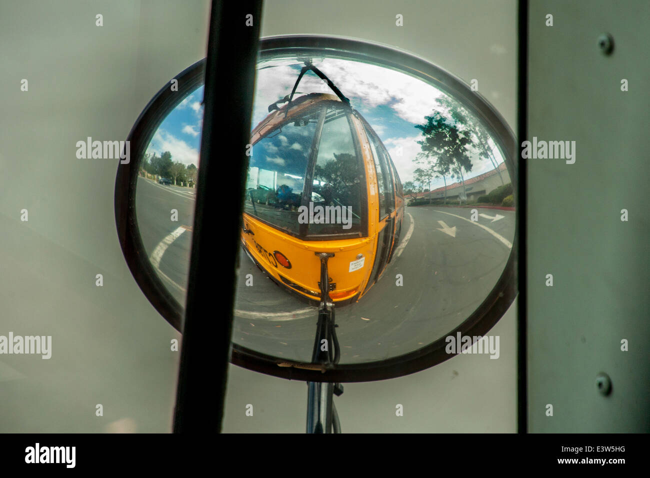 Un espejo de ojo de pez gran angular en un bus ofrece al conductor una  vista de ambos lados del vehículo, una característica de seguridad  importante Fotografía de stock - Alamy