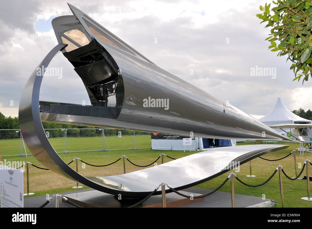 Icono de instalación de arte, Concorde nariz sección pieza por Sebastian Conran en el Festival de Velocidad de Goodwood Foto de stock