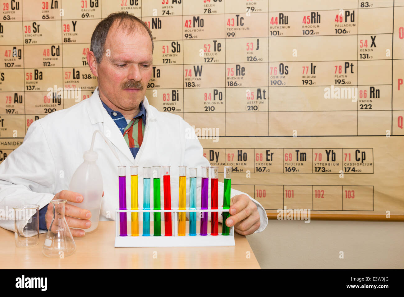 Tubos de ensayo de vidrio de llenado químico con colores líquidos Foto de stock