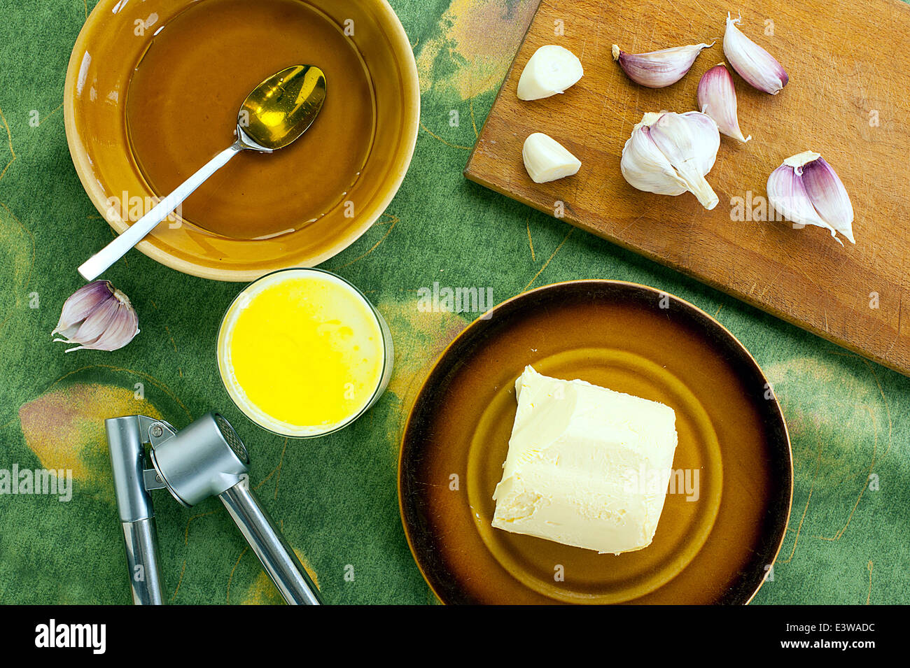 Remedio casero para la gripe: un vaso de leche caliente con miel,  mantequilla y ajo Fotografía de stock - Alamy