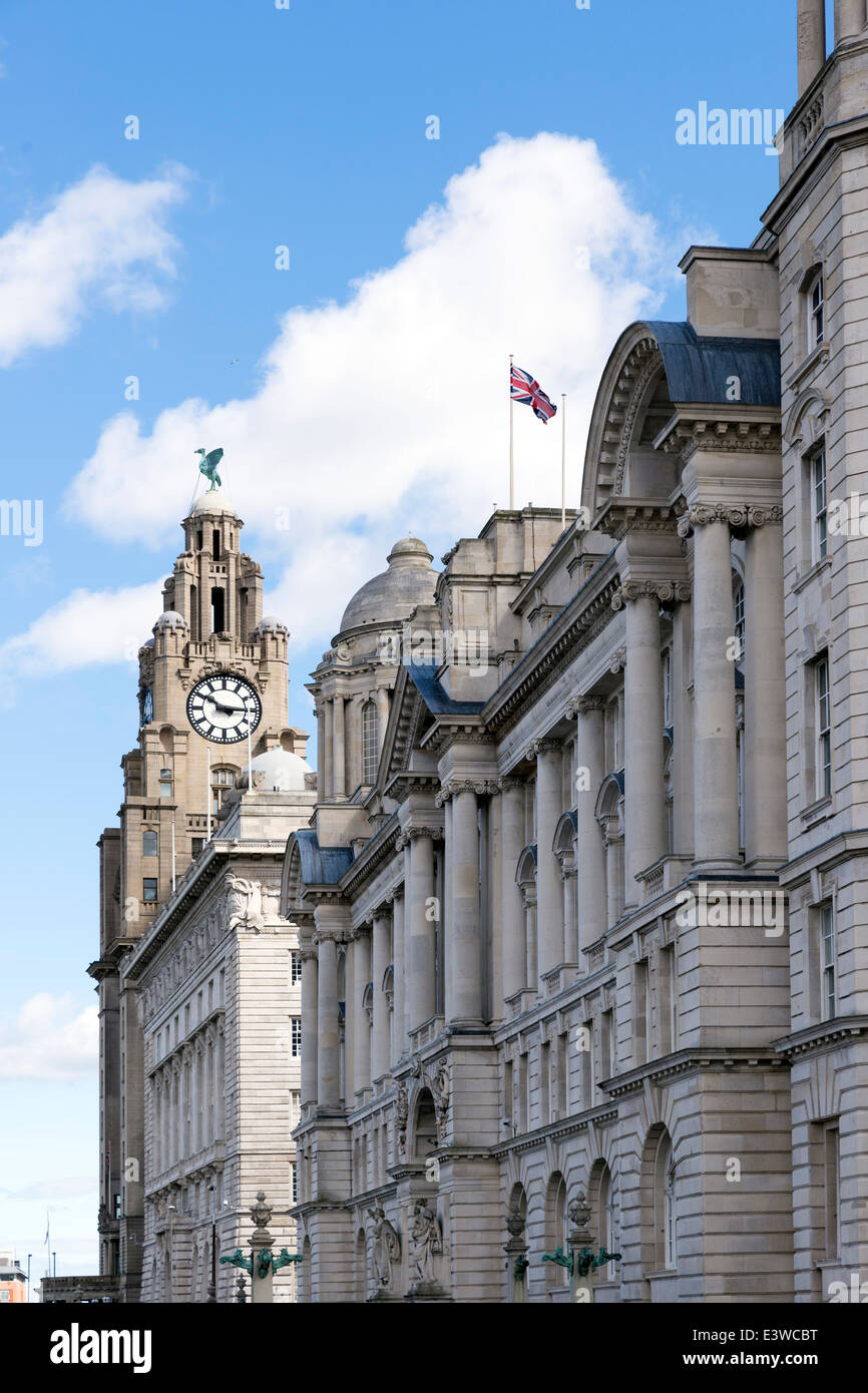 Mirando hacia la torre del reloj de la Royal Liver Building en Liverpool. Foto de stock