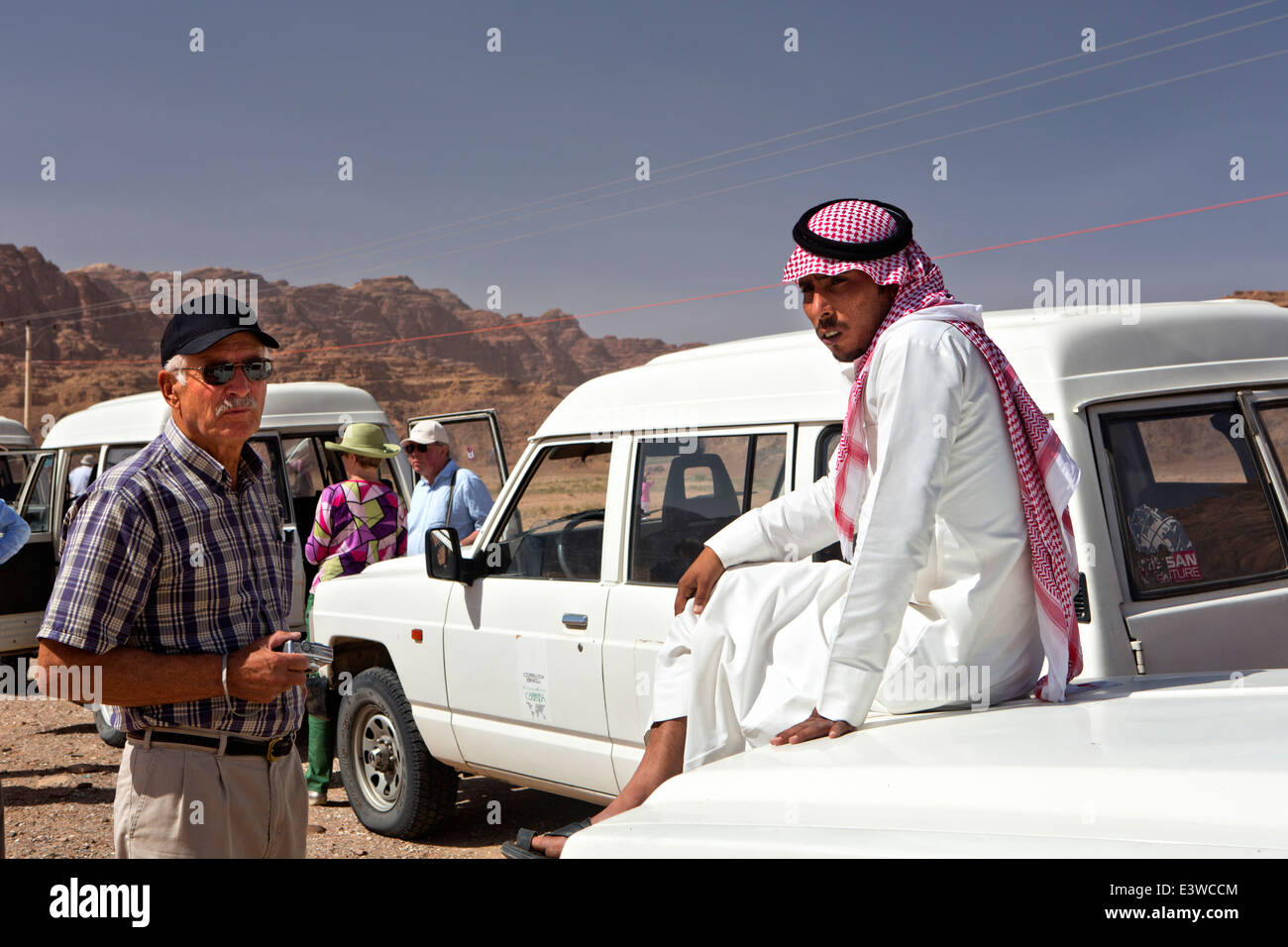 Jordania, Wadi Rum, Jordania chofer y guía turístico en 4WD en el desierto Foto de stock