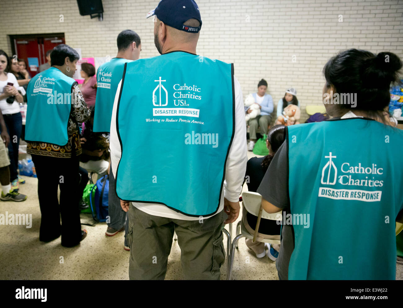 Los voluntarios de la Caridad Católica cobijo en McAllen, Texas. Oleada