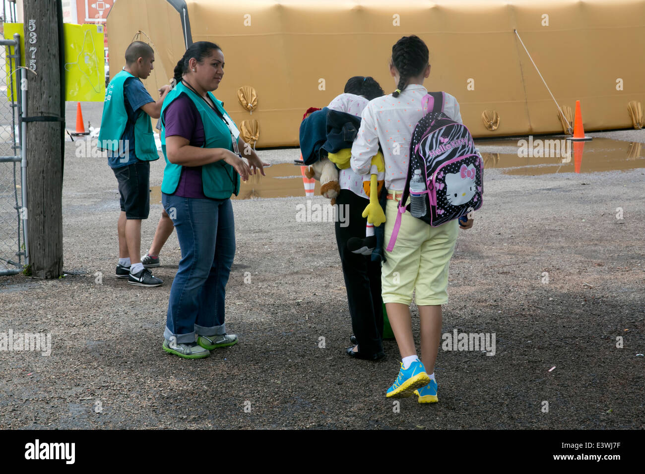 Llegaron recientemente a los Estados Unidos los inmigrantes reciben alimentos, refugio de Caridad Católica cobijo en McAllen, Texas Foto de stock