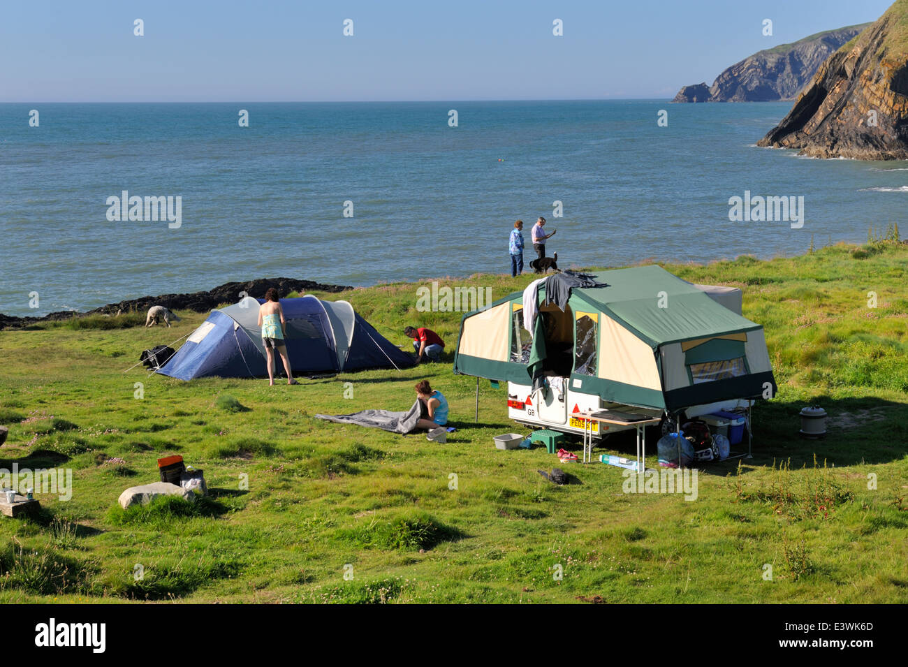 Campings A lo largo de la costa de Pembrokeshire, en el oeste de Gales. Cerca Ceibwr Bay Foto de stock