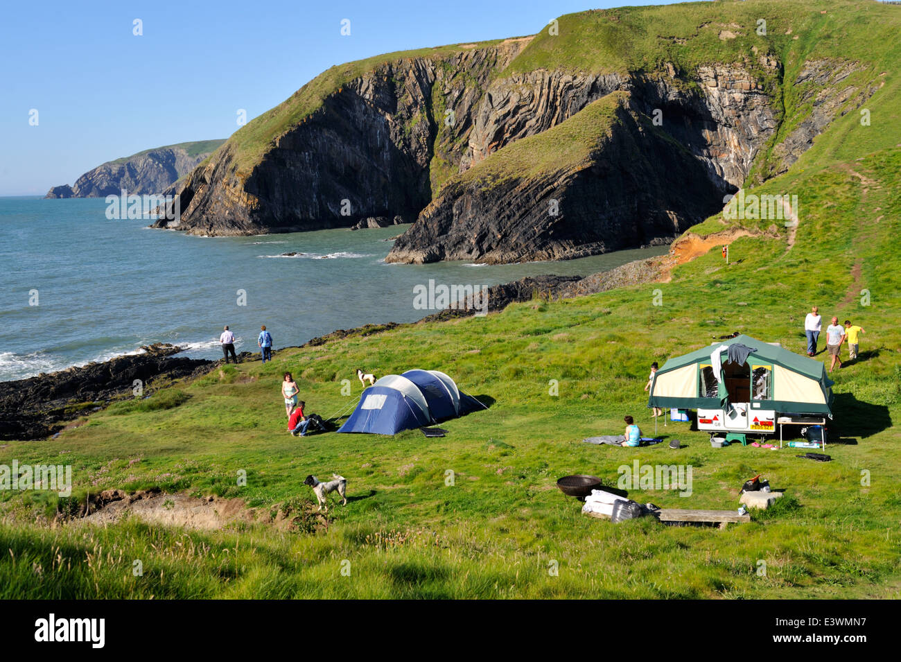 Campings A lo largo de la costa de Pembrokeshire, en el oeste de Gales. Cerca Ceibwr Bay Foto de stock
