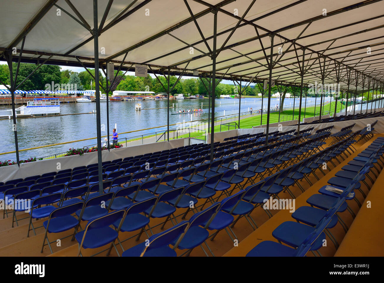 Jornada práctica Lunes antes del comienzo de la regata Henley Royal el miércoles. El escenario está listo para un alto calibre la regata Henley Royal, celebrando el 175º aniversario de la primera regata en 1839, con muchos de los campeones olímpicos y mundiales de todo el mundo toman parte. Foto de stock