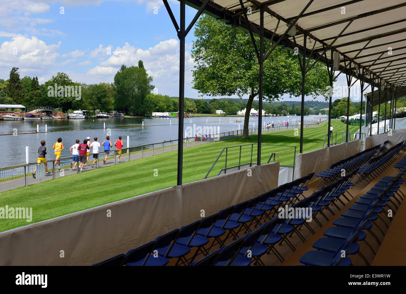 En Henley-on-Thames, Oxfordshire, Reino Unido. El 30 de junio de 2014. Jornada práctica Lunes antes del comienzo de la regata Henley Royal el miércoles. El escenario está listo para un alto calibre la regata Henley Royal, celebrando el 175º aniversario de la primera regata en 1839, con muchos de los campeones olímpicos y mundiales de todo el mundo toman parte. Crédito: Gary Blake/Alamy Live News Foto de stock