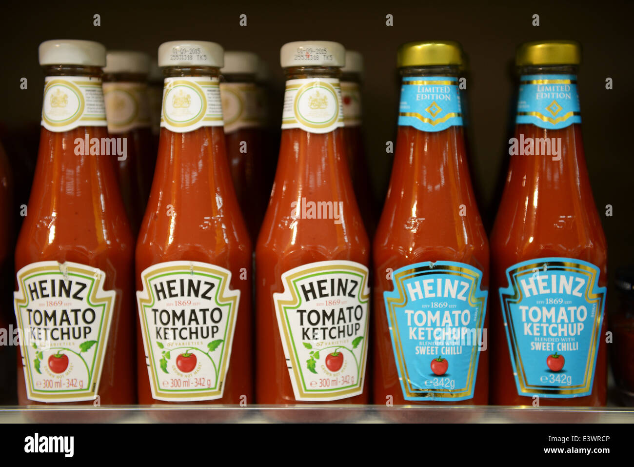 La salsa de tomate ketchup Heinz y la edición limitada el ají dulce Foto de stock