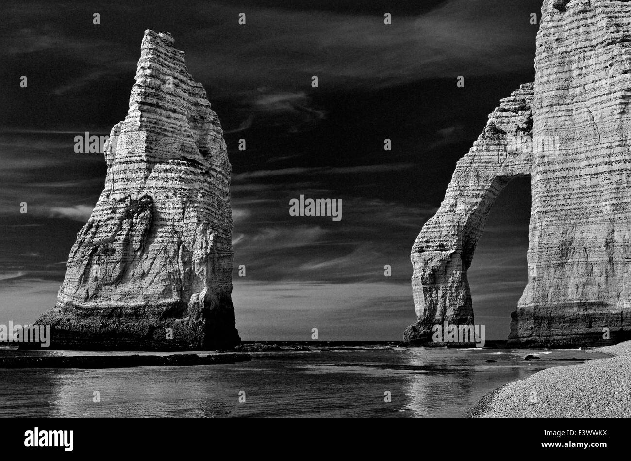 Francia, Normandía: arco de roca de Playa Etretat Foto de stock