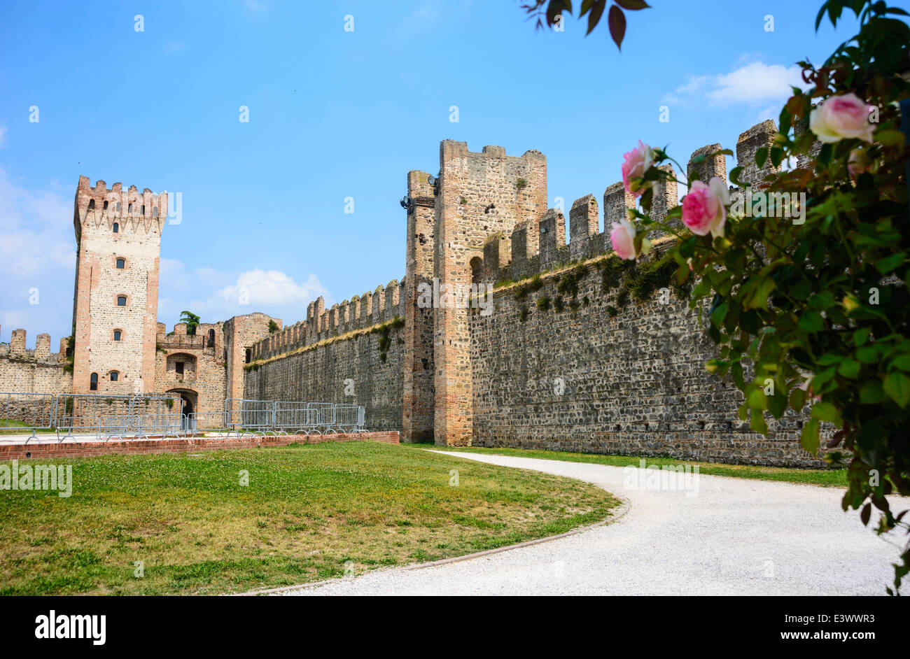 En este castillo de una ciudad medieval amurallada en la región de Veneto del norte de Italia Foto de stock