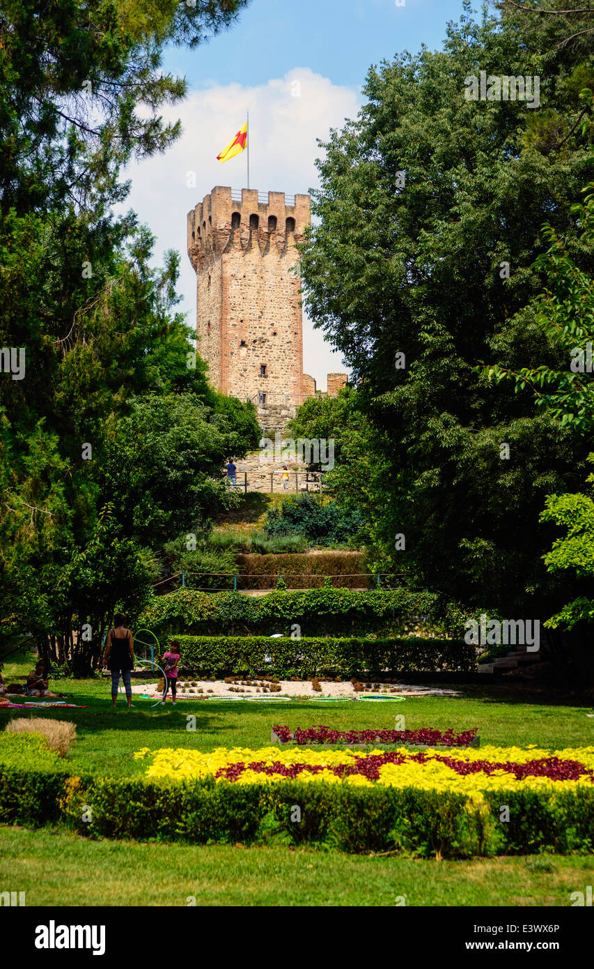 Torre de castillo en este una ciudad medieval amurallada en la región de Veneto del norte de Italia Foto de stock