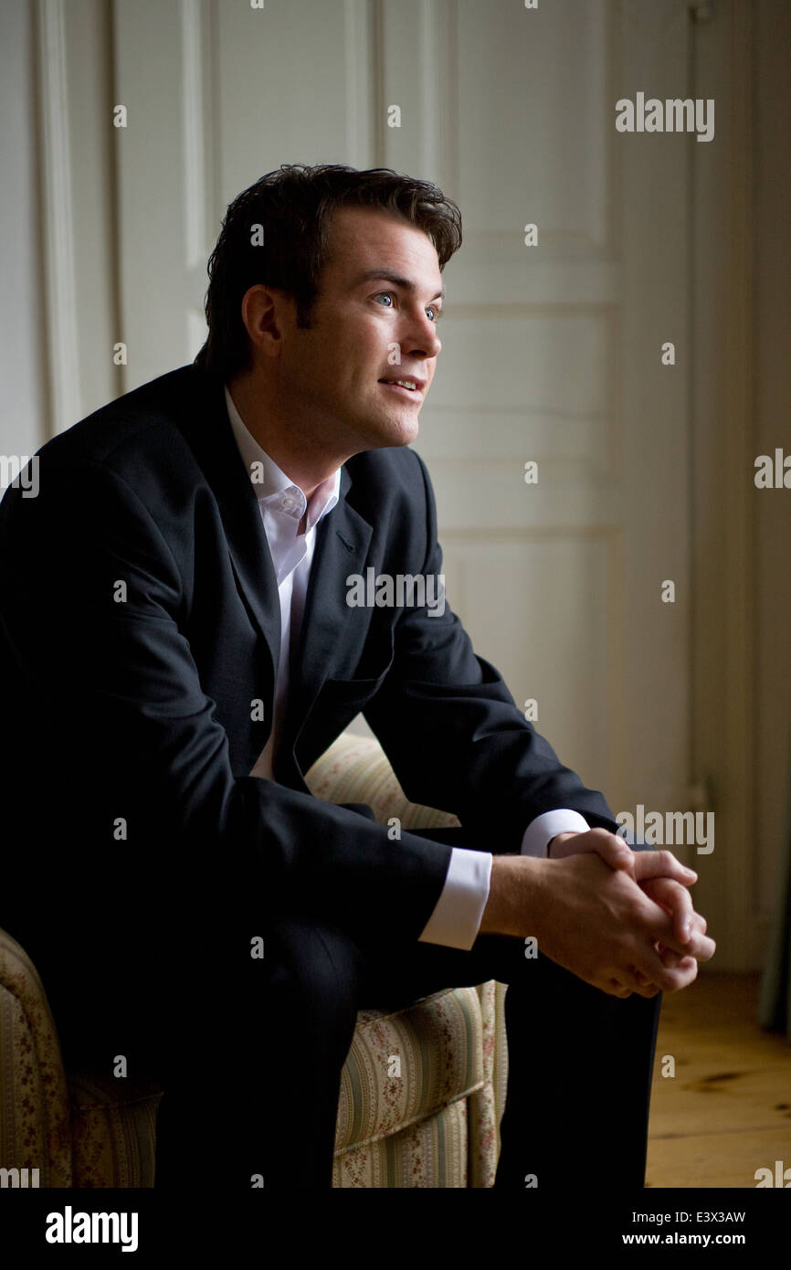 Semi formal man fotografías e imágenes de alta resolución - Alamy