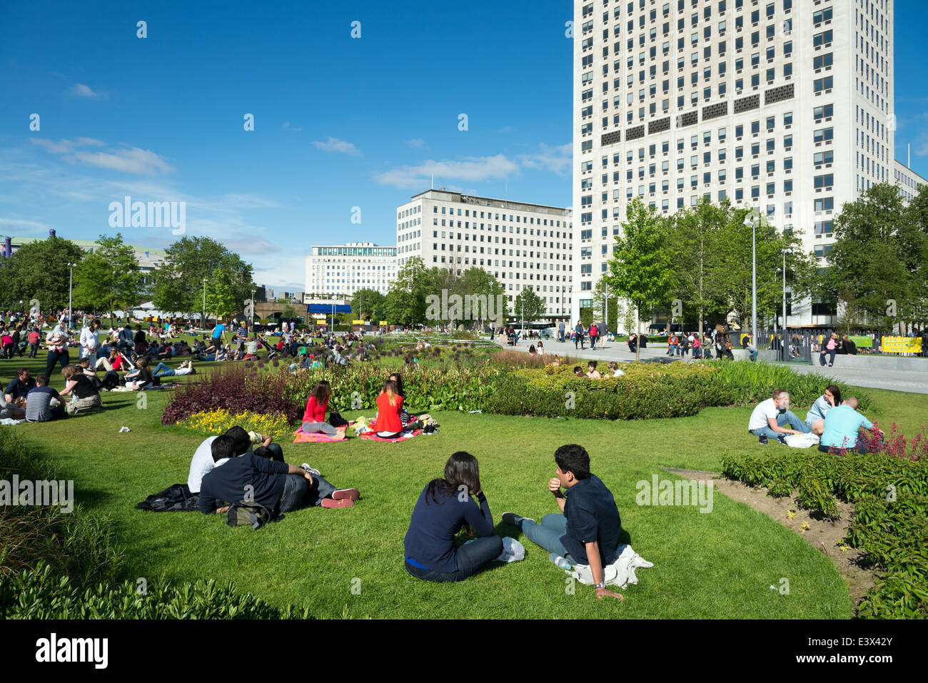 La gente descansando en Jubilee Gardens, en el South Bank de Londres, Inglaterra, Reino Unido. Foto de stock
