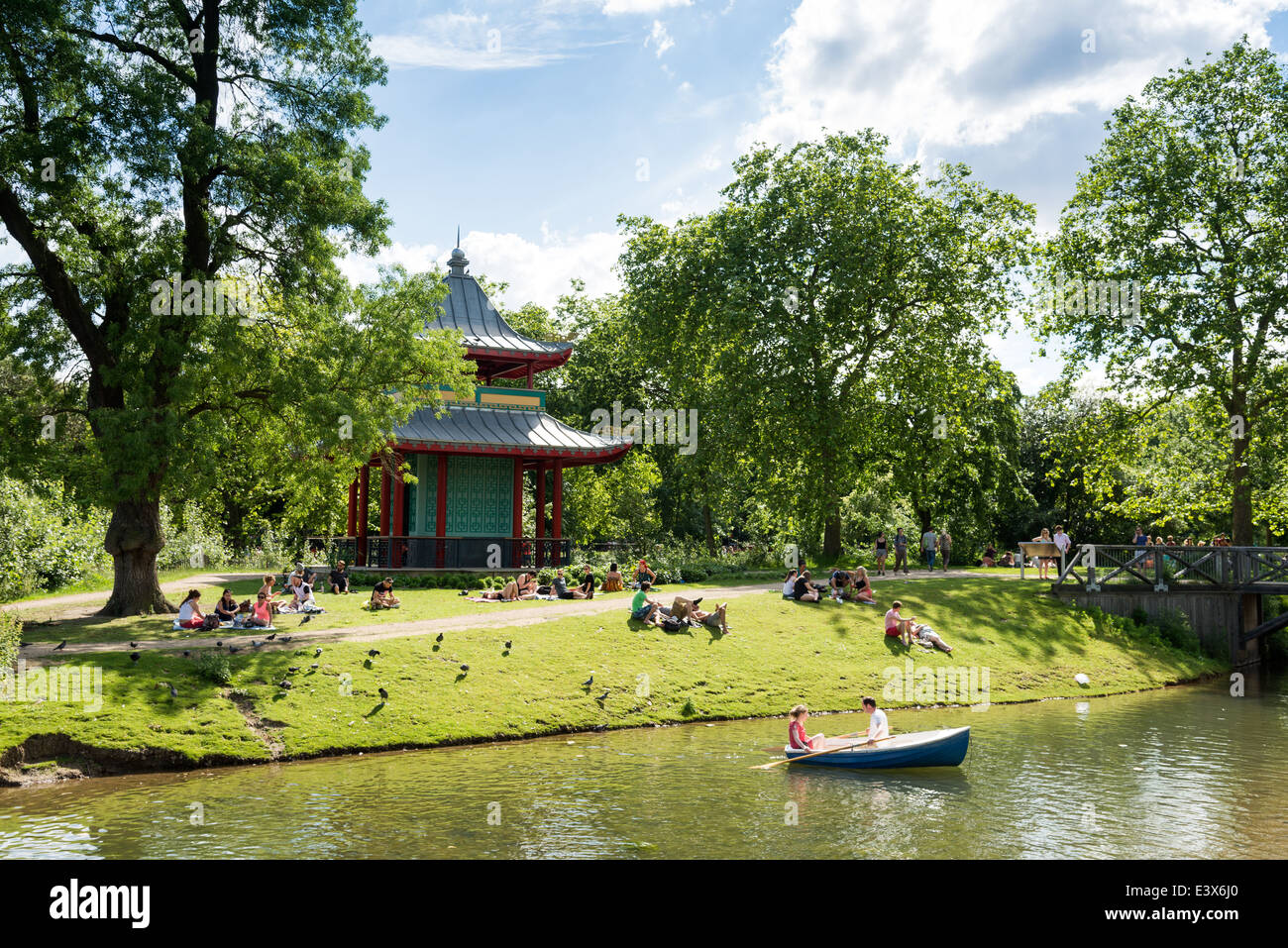 El Oeste de lago con botes, en el parque Victoria, Hackney, Londres, Inglaterra, Reino Unido. Foto de stock