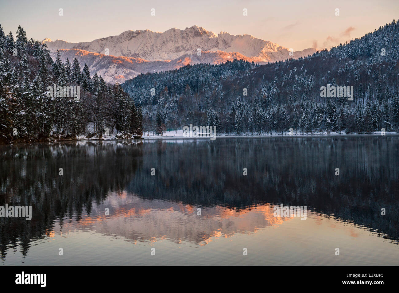 Lago Hechtsee, Wilder Kaiser, en el centro de Mt. Scheffauer, distrito de Kufstein, Tirol, Austria Foto de stock