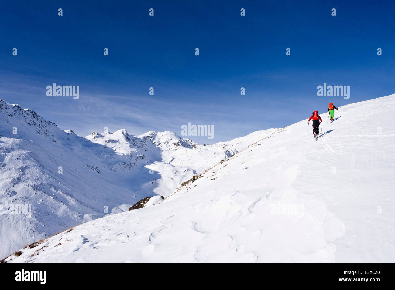Esquí de travesía en el ascenso a la Kalfanwand en Val Martello, el Parque Nacional de Stelvio, provincia de Tirol del Sur, Italia Foto de stock
