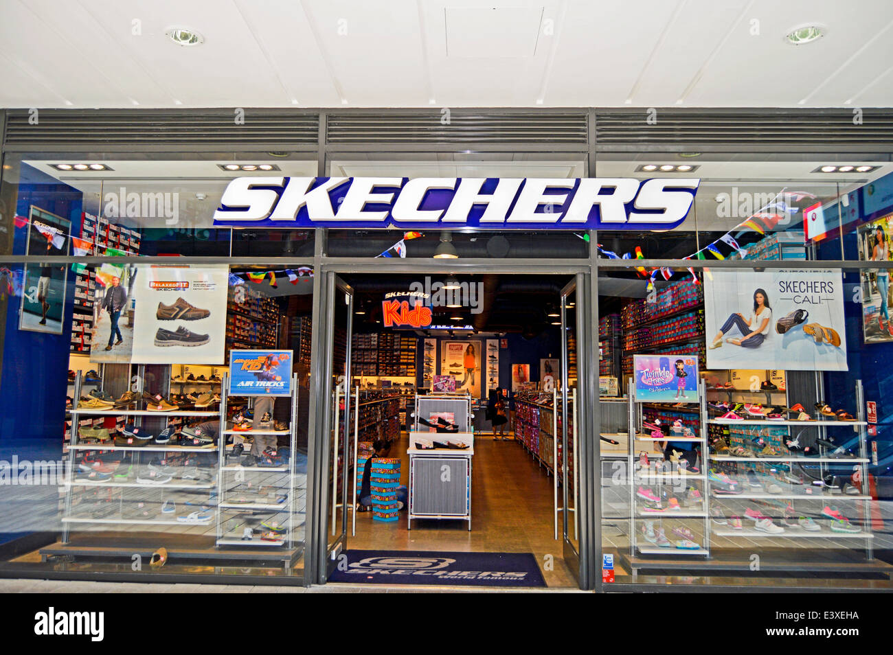 Tienda Skechers en la London Designer Outlet, Wembley, Brent, London  Borough of London, England, Reino Unido Fotografía de stock - Alamy
