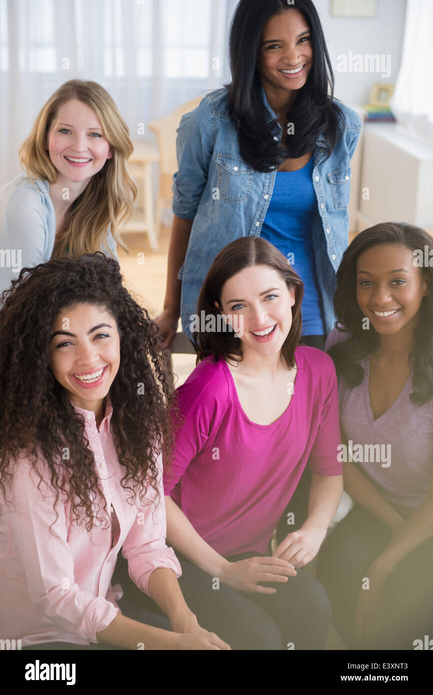 Mujer sonriendo juntos en el salón Foto de stock