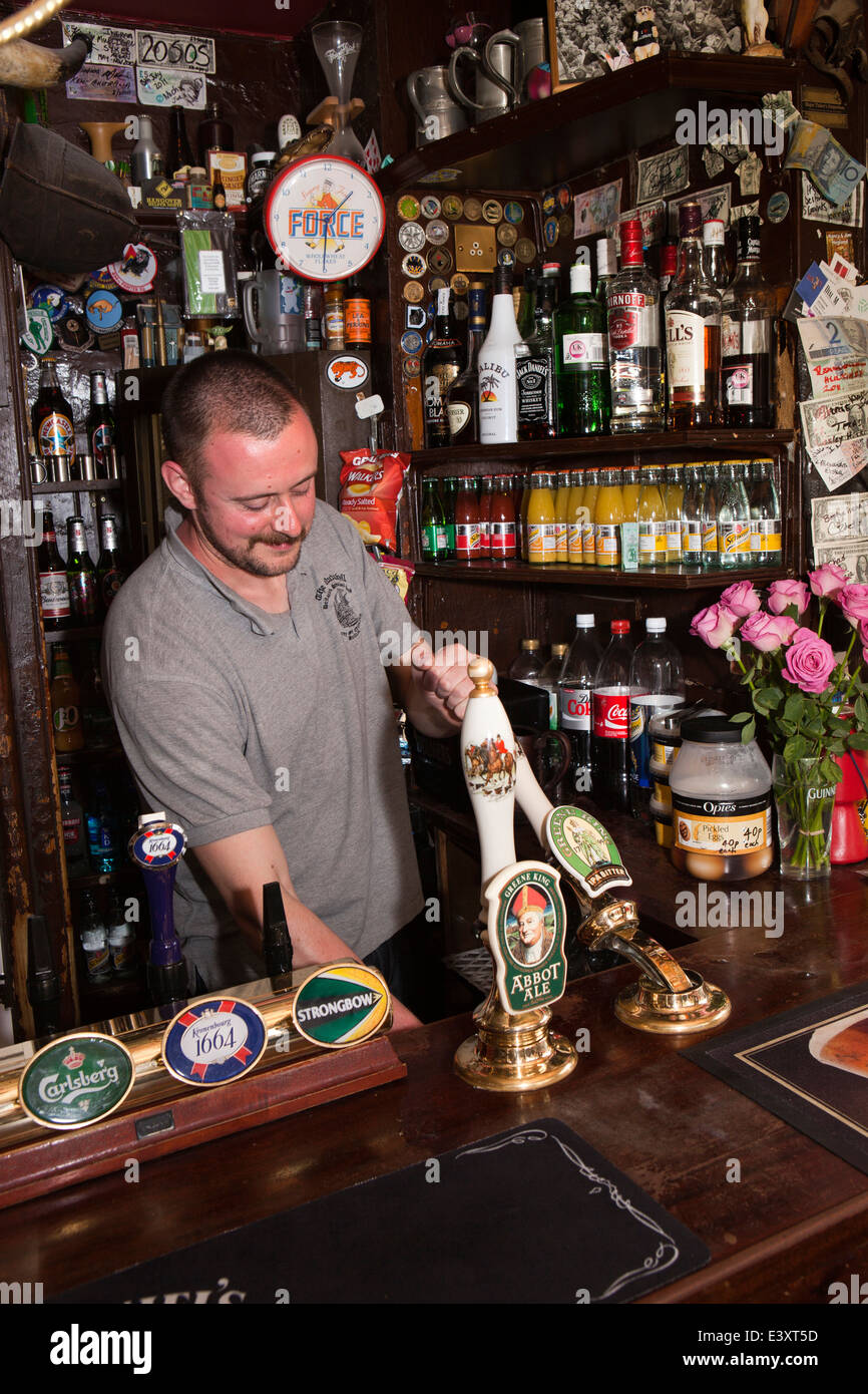 Reino Unido Inglaterra, Suffolk, en Bury St Edmunds, vertiendo pinta de IPA en resumen, Britain's pub más pequeño Foto de stock