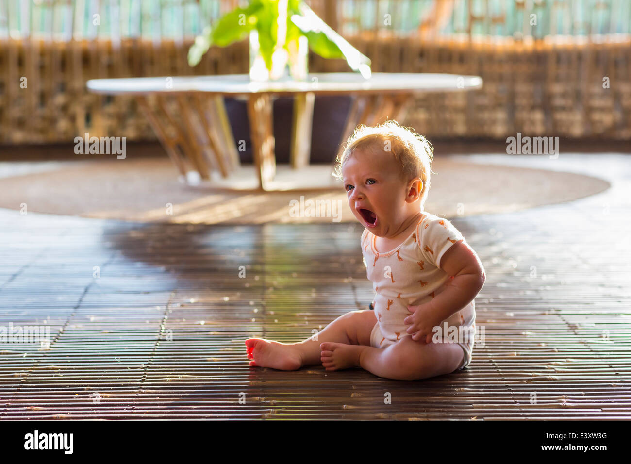 Mãe Ajuda Um Bebê Recém Nascido a Sentar. Criança Gritando Na Sala De Jogos  Em Um Chão De Espuma Mole Foto de Stock - Imagem de gritar, casa: 215291796