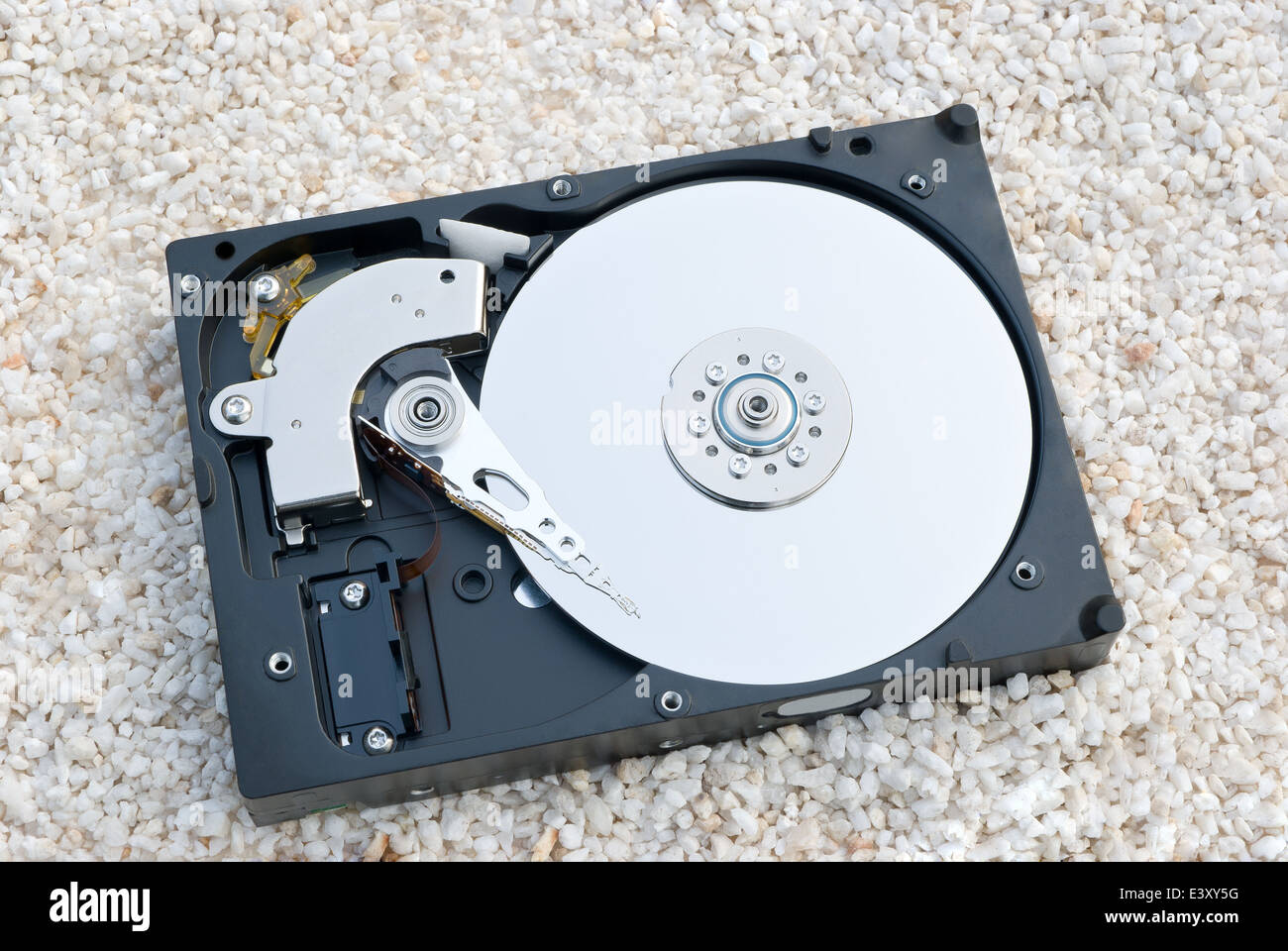 Protección de datos de discos duros en escombros Foto de stock