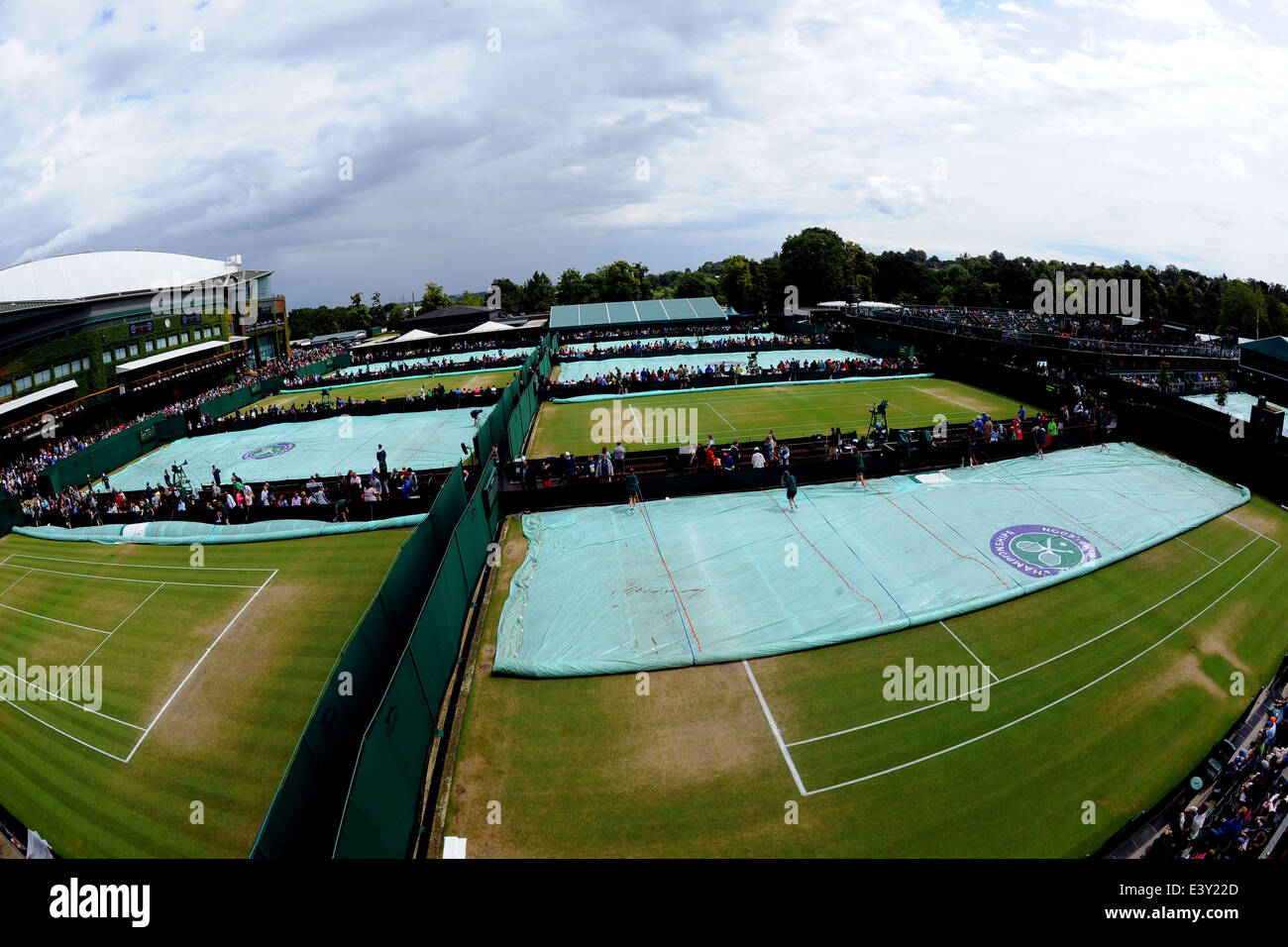28.06.2014. Wimbledon, Londres, Inglaterra, el día 6 de la AELTC campeones de Wimbledon. La lluvia detiene la reproducción como el personal y los espectadores encubrir. Foto de stock