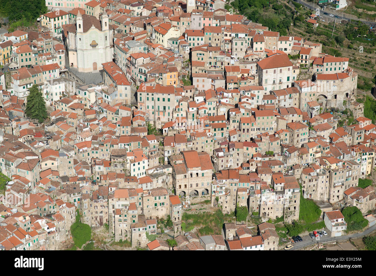 VISTA AÉREA. Pueblo medieval encaramado. Ceriana, Provincia de Imperia, Liguria, Italia. Foto de stock