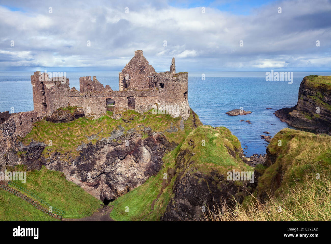 Castillo de Dunluce, Condado de Antrim, Irlanda del Norte Foto de stock