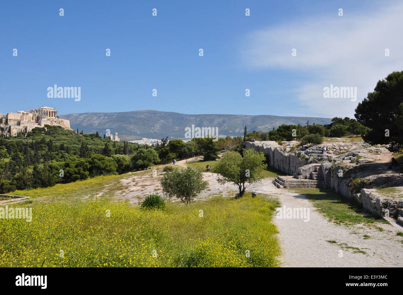 Pnyx monumento antiguo asamblea democrática de los ciudadanos atenienses con vistas a la Acrópolis. Atenas en primavera. Foto de stock