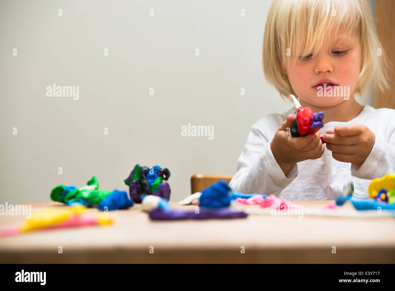 Tres años de edad jugando con plastilina Foto de stock