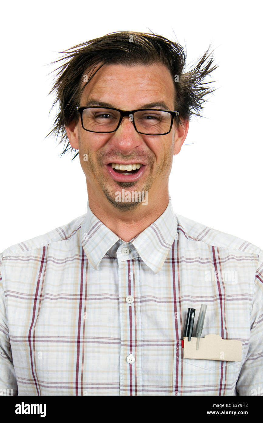 Feliz hombre de aspecto nerdy sonríe con una expresión tonta y poses. Foto de stock
