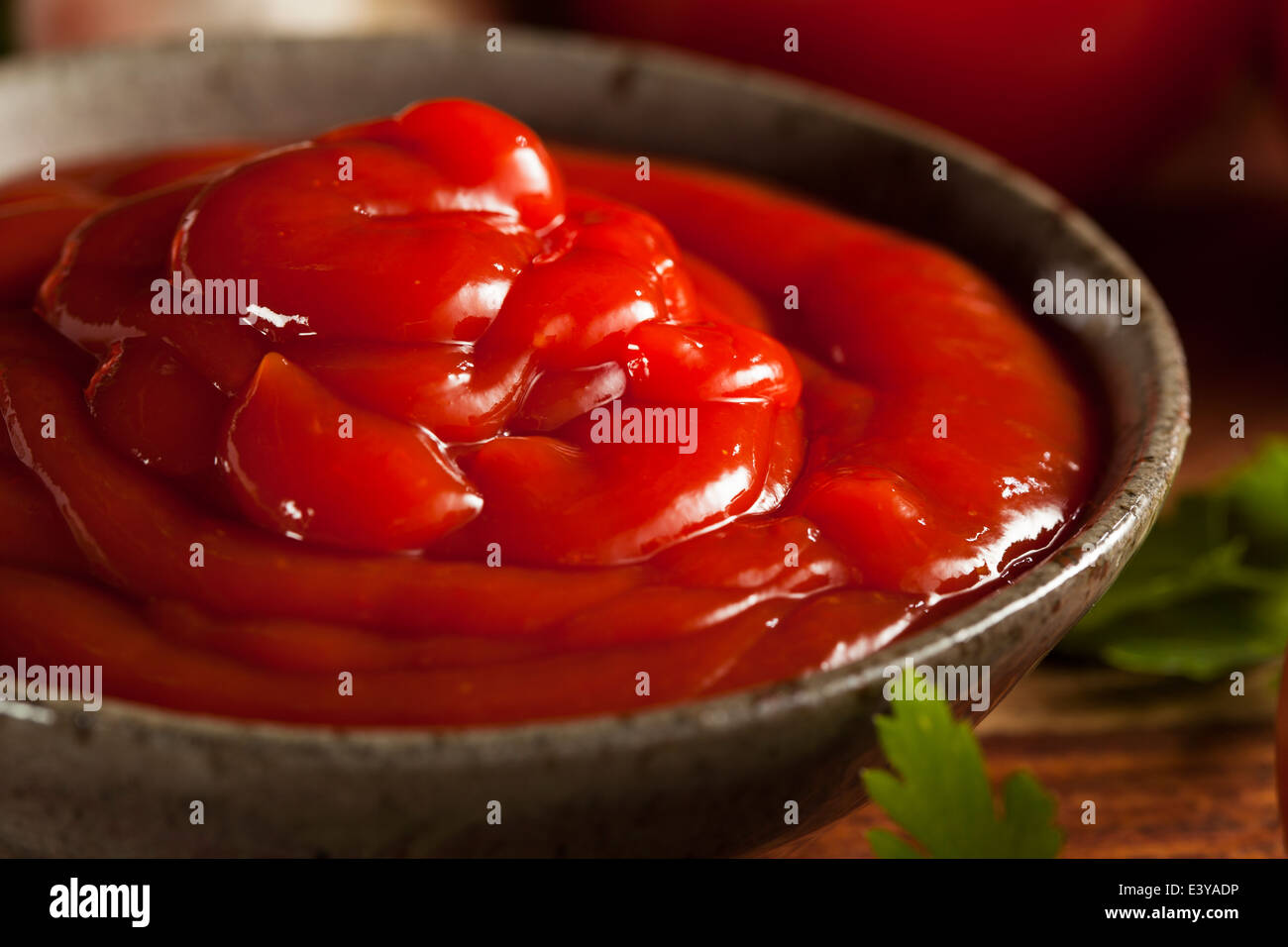 Organic rojo tomate ketchup en un recipiente Foto de stock