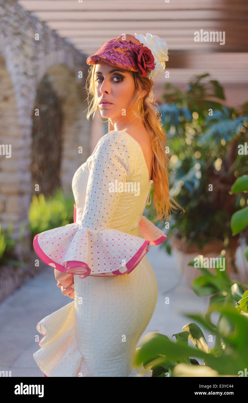 Vestido flamenco mujer fotografías e imágenes de alta resolución - Alamy