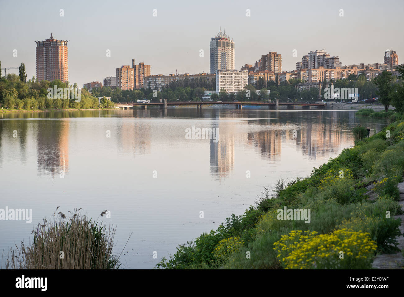 Vista sobre el río Kalmius en Donetsk, Ucrania Foto de stock