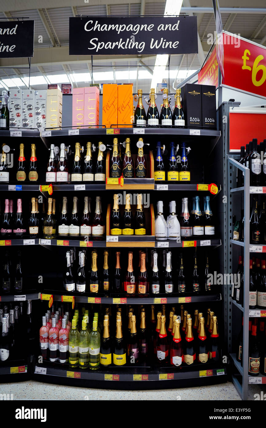 Champagne y vino espumoso a la venta en el supermercado de 2014 Foto de stock