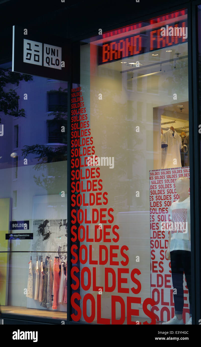 Rebajas de verano en París se refleja en Uniqlo Mostrar ventana Fotografía  de stock - Alamy