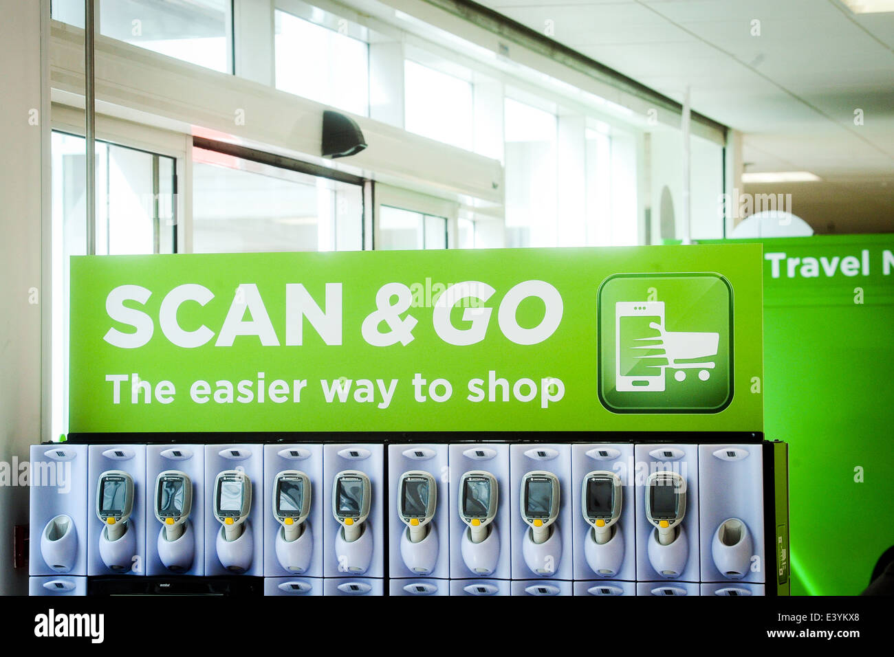 Escanear y pasar los escáneres en el supermercado Foto de stock