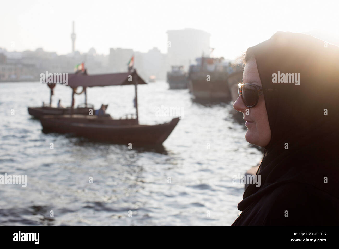 Mujer Árabe esperando que abra en Dubai Creek Foto de stock