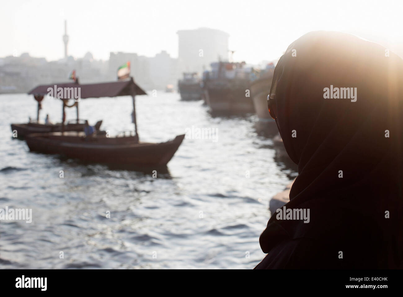 Mujer árabe espera de ferry de pasajeros en Dubai Creek Foto de stock