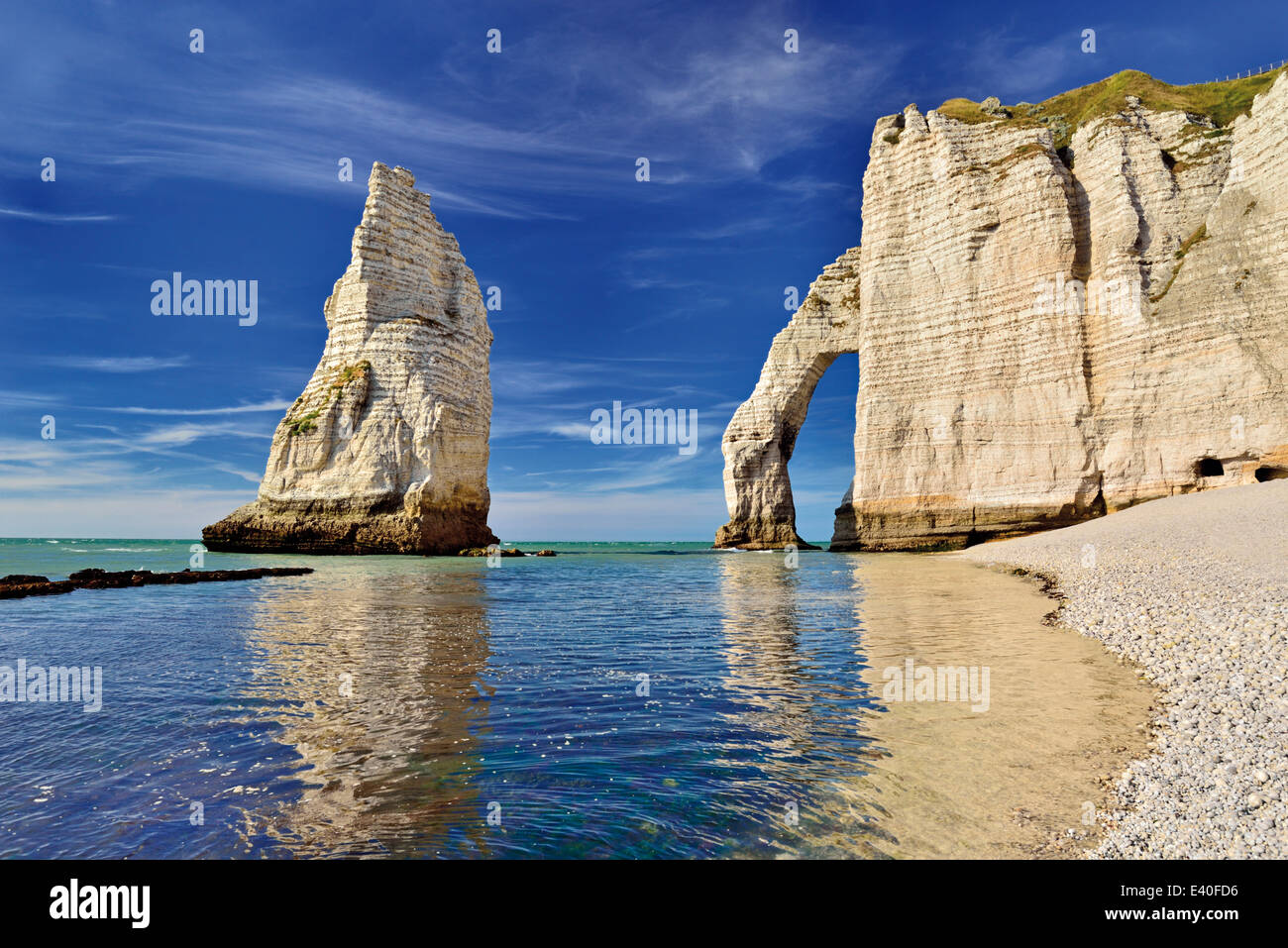 Francia, Normandía: arco de roca de Playa Etretat Foto de stock