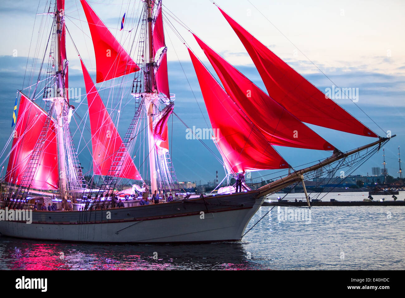 Mostrar velas escarlata durante el Festival de las Noches Blancas de San Petersburgo, Rusia. Barco con velas rojas sobre el río Neva Foto de stock