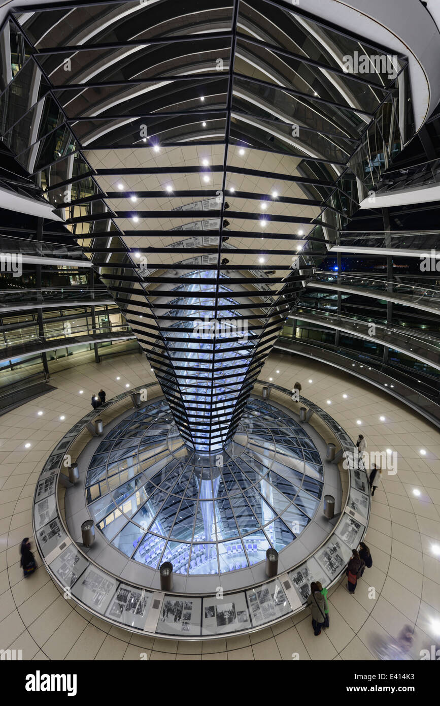 Alemania, Berlín, dentro de una cúpula de cristal del Reichstag Foto de stock